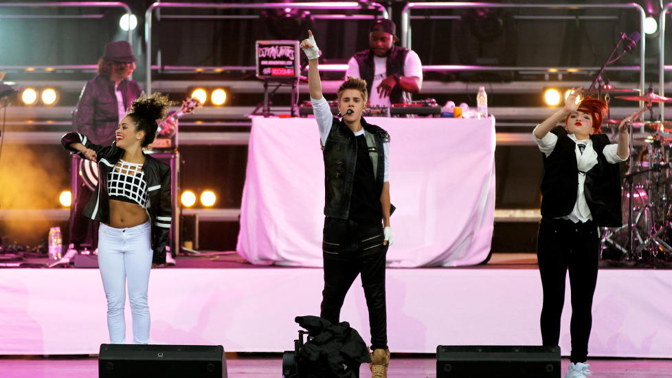 FIKK �RESUS AV �BELIEBERENE�: Moren til en av Justin Biebers mange fans, ogs� kalt �Beliebers�, har saks�kt popprinsen, plateselskapet og konsertarrang�rene etter at hun tok med datteren p� konsert. Her fra Biebers konsert p� operataket i Oslo tidligere i sommer. Foto: Stella Pictures