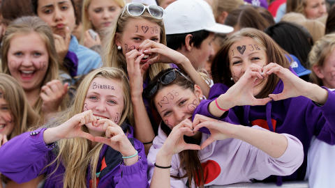 �BELIEBERS: Folk har den siste tiden blitt godt kjent med Justin Biebers fansbase, �Belieberne�. N� saks�ker en mor ten�ringsidolet etter at hun ble med datteren p� konsert. Her fra Biebers Oslo-bes�k i mai. Foto: Stella Pictures