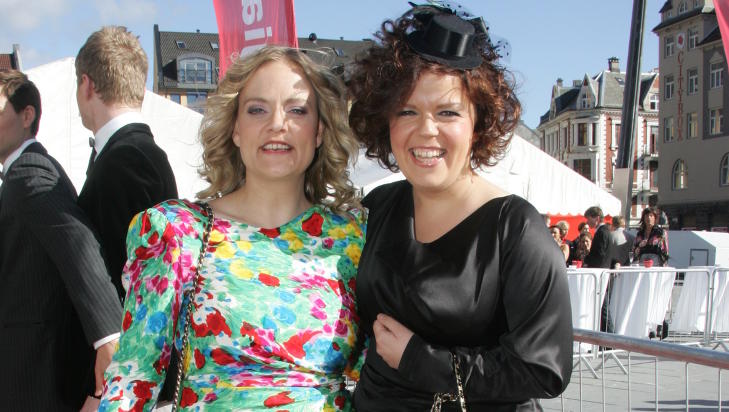 TAR OVER: Henriette Steensrup har hatt mammaperm fra serien siden oktober i fjor. N�r �Torsdag kveld fra Nydalen� starter opp igjen i september blir hun igjen � se p� TV-skjermen. Her med kollega Else K�ss Furuseth. Foto: Stella Pictures