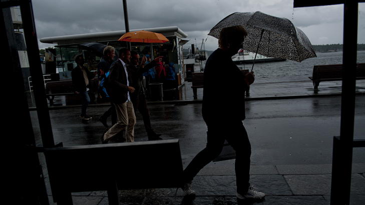 VÅTT OG GRÅTT: Ingen vits i å legge vegg paraplyene ennå. StormGeo melder om kjølig og vått vær de neste fire ukene. Her fra Aker Brygge i Oslo i går. FOTO: BENJAMIN A. WARD / DAGBLADET VÅTT OG GRÅTT: Ingen vits i å legge vegg paraplyene ennå. StormGeo melder om kjølig og vått vær de neste fire ukene. Her fra Aker Brygge i Oslo i går. FOTO: BENJAMIN A. WARD / DAGBLADET