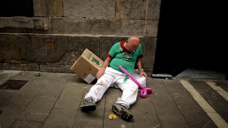 SOVER UT: Alkoholen ble en større utfordring for mange enn oksene. AFP PHOTO/Pedro ARMESTRE/Scanpix SOVER UT: Alkoholen ble en større utfordring for mange enn oksene. AFP PHOTO/Pedro ARMESTRE/Scanpix