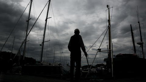 Kikker på båtene: Hjemme i Holmestrand kan Børretzen kikke på båtene i småbåthavna. Det er litt rart at han ikke sjøl skal ut og seile i sommer, synes han.
Foto: Jørn H. Moen / Dagbladet Kikker på båtene: Hjemme i Holmestrand kan Børretzen kikke på båtene i småbåthavna. Det er litt rart at han ikke sjøl skal ut og seile i sommer, synes han.
Foto: Jørn H. Moen / Dagbladet