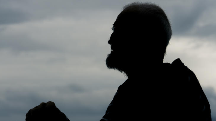 Folkekjær dikter: Odd Børretzen er for levende legende å regne. Sjøl sier han at han aldri er blitt vant med fans, skryt og oppmerksomhet. - Jeg har alltid hatt dårlig sjøltillit, sier han.
Foto: Jørn H. Moen / Dagbladet Folkekjær dikter: Odd Børretzen er for levende legende å regne. Sjøl sier han at han aldri er blitt vant med fans, skryt og oppmerksomhet. - Jeg har alltid hatt dårlig sjøltillit, sier han.
Foto: Jørn H. Moen / Dagbladet