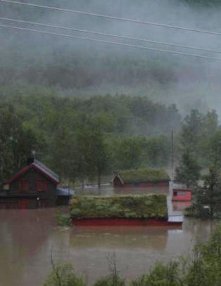 Eldre ektepar evakuert fra verandaen - vannet sto oppover st�vlene