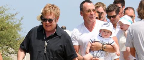Elton John mener sønnen vil bli knust når han finner ut at han ikke har en mor