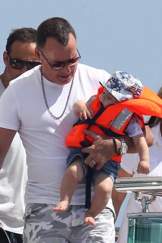  STOLT:  Lille Zachary er 18 m�neder og trives godt p� pappa Davids arm. Foto: Stella Pictures