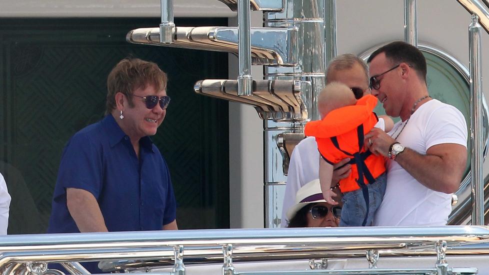  BARNEKJ�RE:  B�de Elton John og partner David Furnish er sikker p� at s�nnen deres vil f� det best med s�sken. Foto: Stella Pictures