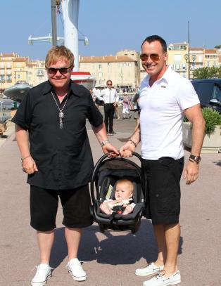 Elton John mener sønnen vil bli knust når han finner ut at han ikke har en mor