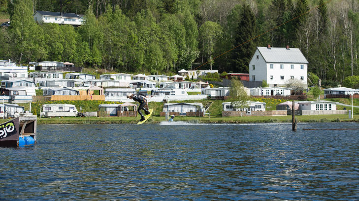 F�R OPPL�RING: Du kan kj�pe timeskort, dagskort eller m�nedskort. Du f�r oppl�ring, og trenerne gir if�lge kabelpark-sjefen ikke opp f�r du minst har st�tt en runde. Foto: ROGER BRENDHAGEN