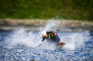 BRA TRENING: Wakeboard er en bra og morsom form for trening. Du blir helt oppslukt. Det er spennende og det er utfordrende � l�re nye triks, forteller Louise Lewinschal. Foto: ROGER BRENDHAGEN