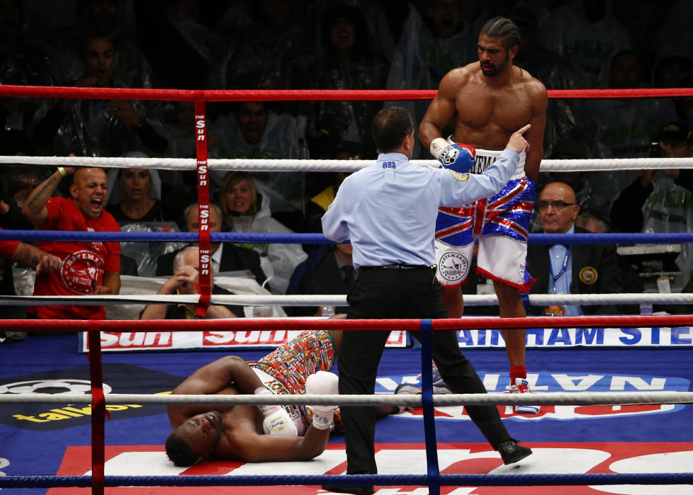SATTE SKAPET P� PLASS: Etter at truslene hadde haglet fra begge leirer siden de havnet i sl�sskamp i februar, bestemte David Haye (t.h.) og Dereck Chisora seg f�r � bilegge striden i ringen. Det kom Haye best ut av.Foto: REUTERS/Eddie Keogh/NTB scanpix