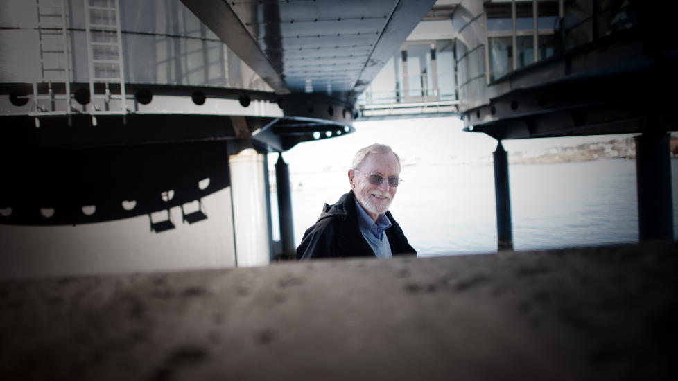 BUDSKAP: Hogne Hongset har et tydelig budskap i sine krimromaner. Han advarer mot korrupsjon og svindel i oljebransjen. Foto: Tommy Ellingsen