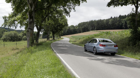 GODE VEIER: Man kan nyte kreftene p� tyske landeveier. Her var grensa 100 km/t.