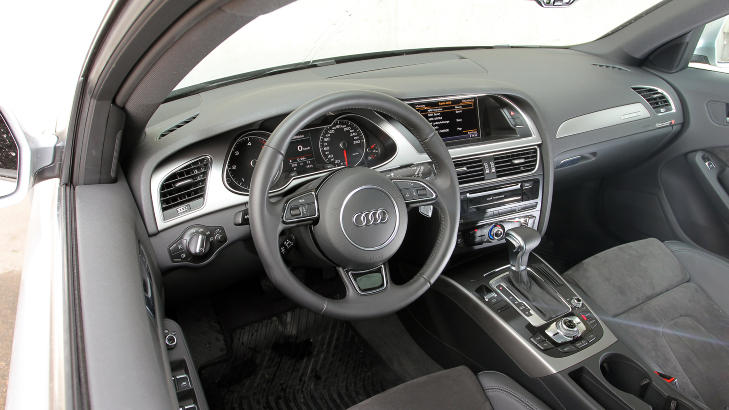 DYRT EKSTRAUTSTYR: Selv med ekstrautstyr for 100 000 kroner har testbilen helmanuelle seter i en tid der langt billigere biler har elektrisk seteinnstilling. Foto: Petter Handeland