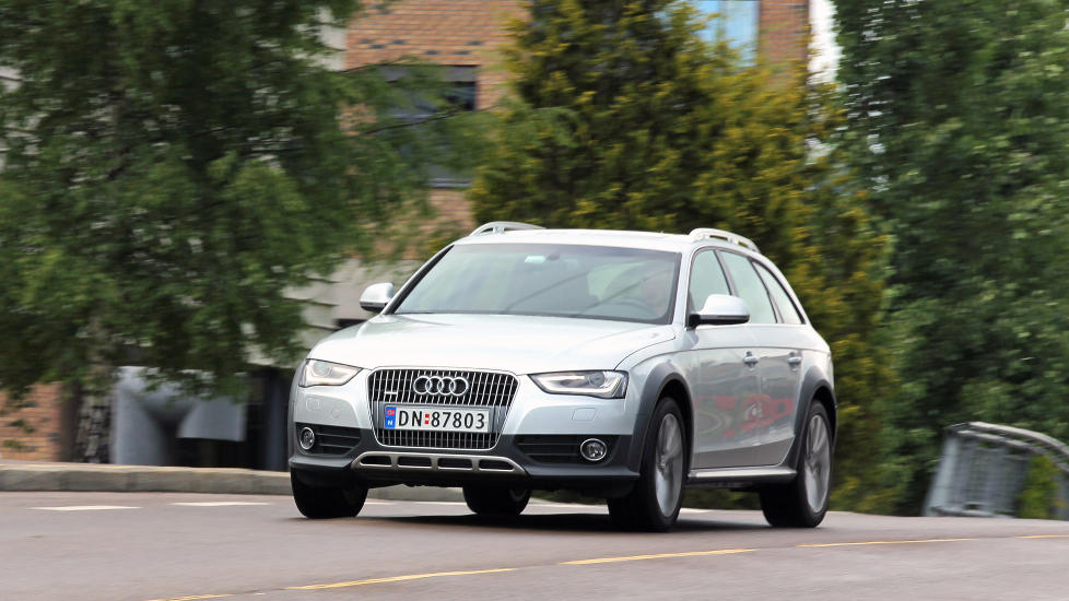 FULL PAKKE: Audi A4 Allroad virker n�r sagt skreddersydd for norske forhold. Den er en god stasjonsvogn med ekstra bakkeklaring og firehjulsdrift. I tillegg er den pyntet med SUV-detaljene som mange liker. Foto: Petter Handeland.