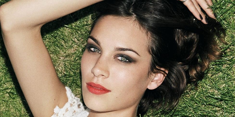 HYLLES: Hun bejubles over hele verden for sin stil. Alexa Chung synes fortsatt det er rart � kalles stilikon, og ser ikke p� seg selv som et varemerke. FOTO: Angelo Pennetta