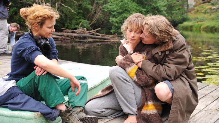 PRISBELØNNET: Regissør Sara Johnsen har fått flere priser for sine tidligere filmer. Her sammen med Maria Bonnevie og Kristoffer Joner på filmsettet til «Uskyld». Foto: Erik Aavatsmark / 4 ½ Fiksjon PRISBELØNNET: Regissør Sara Johnsen har fått flere priser for sine tidligere filmer. Her sammen med Maria Bonnevie og Kristoffer Joner på filmsettet til «Uskyld». Foto: Erik Aavatsmark / 4 ½ Fiksjon