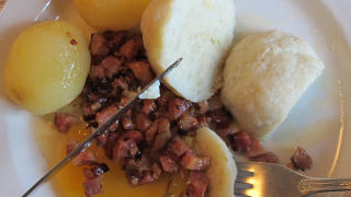 LOKAL SPESIALITET: Ball p� Bryggja i Bud. Foto: HEIDI MOLSTAD ANDRESEN