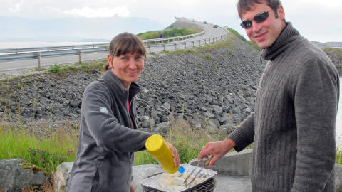 KOM TILBAKE: Tom og Katja M�ller var her ogs� for seks �r siden. - Vi liker � oppleve nye steder, og har v�rt b�de i Finnmark, Lofoten og Vester�len p� denne turen. Vi var begge enige om at vi m�tte tilbake til Atlanterhavsveien. Naturopplevelsene sist gang var s� utrolig sterke, sier Katja. Foto: HEIDI MOLSTAD ANDRESEN