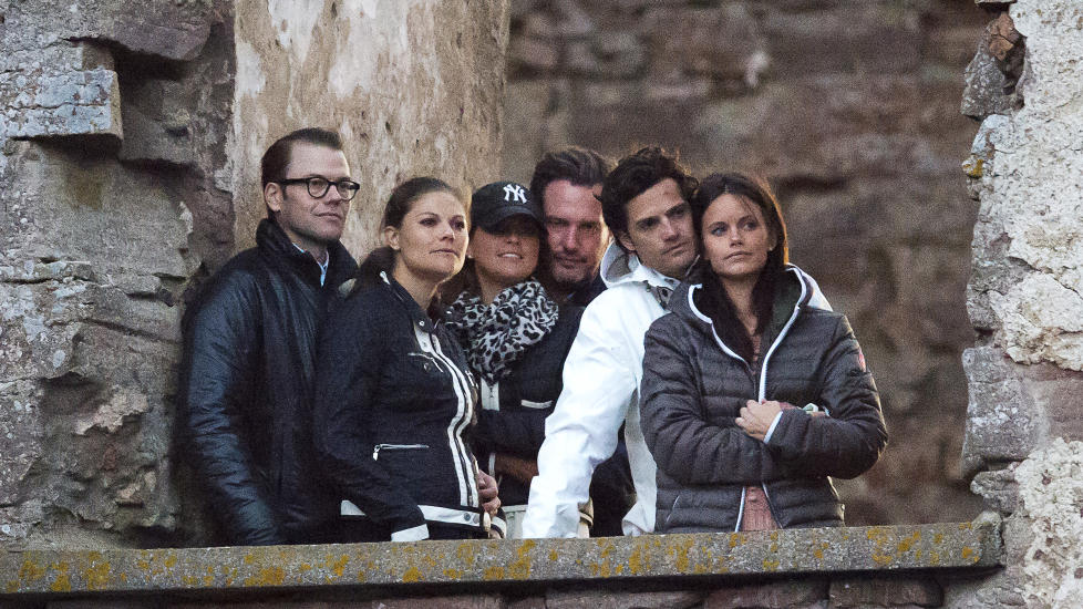 Sammen p� konsert: Prins Daniel, Kronprinsesse Victoria, prinsesse Madeleine, Chris O'Neill, prins Carl Philip og Sofia Hellqvist var p� konsert med Lars Winnerb�ck p� slottsruinen i Borgholm. Foto: Suvad Mrkonjic / Expressen