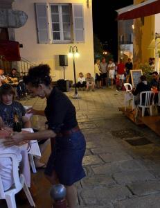 Hver kveld fylles de trange smugene med mennesker