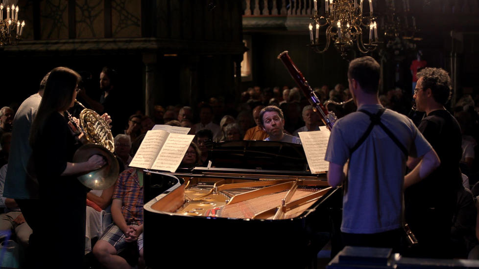 INTIMT: Leif Ove Andsnes og bl�sere spiller Mozarts kvintett i �Kammermagi�.