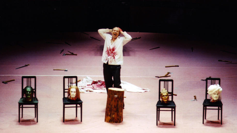 FRA VIRKELIGHETEN: Operaoppsettingen av Mozarts �Idomeneo�, som er sentral i boka, er en reell forestilling som ble satt opp p� Deutsche Oper i Berlin og h�stet mye kritikk fra muslimske milj�er. Foto: NTB Scanpix