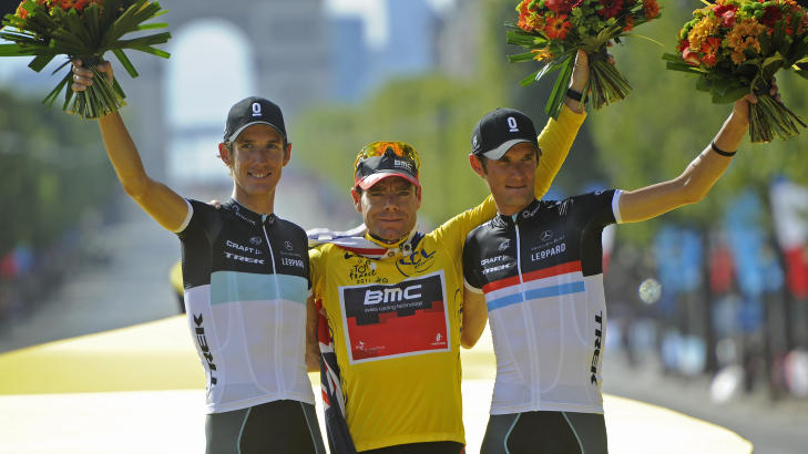 P� PALLEN I FJOR: Andy Schleck, Cadel Evans og Frank Schleck tok de tre �verste plassene i fjor�rets Tour de France. Foto: AP Photo/Bernard Papon