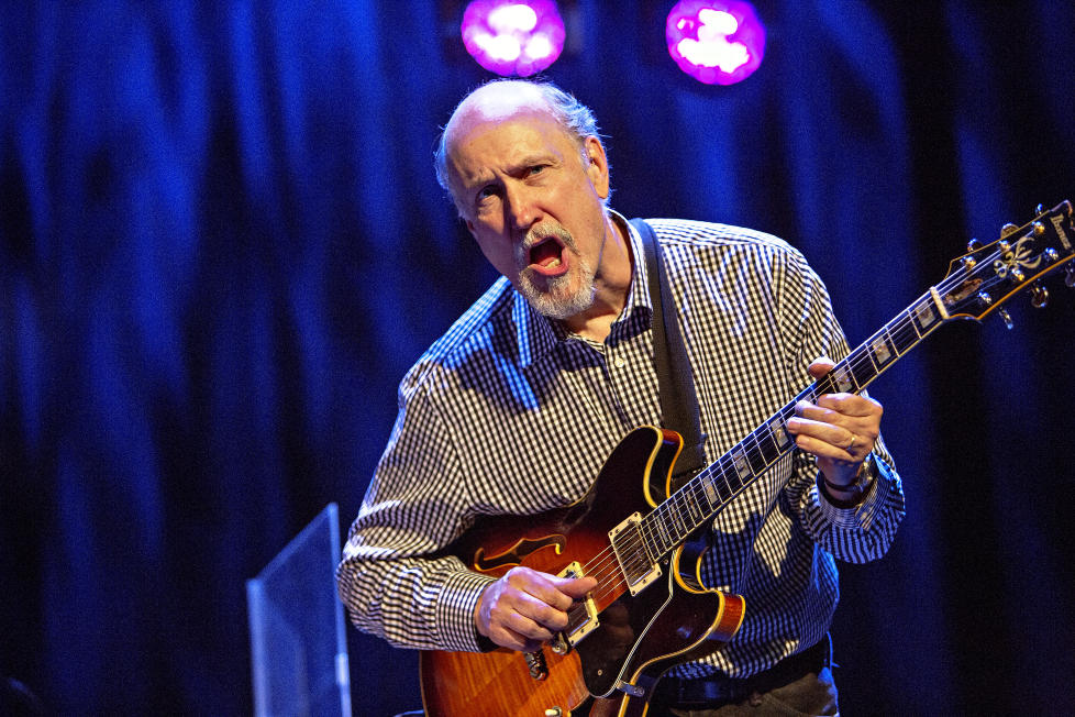 INNLEVELSE:  John Scofield spilte som alltid �med hjertet utap� skjorta� under tirsdagens Moldejazz-konsert. FOTO: LARS EIVIND BONES/DAGBLADET