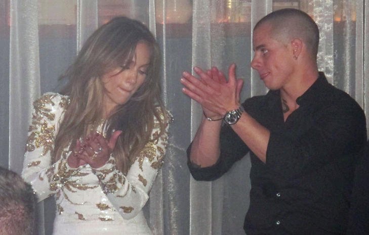  ELSKER DANS:  Jennifer Lopez elsker � svinge seg til heftige rytmer, og det samme gj�r danser-kj�resten hennes Casper Smart. Her er de to til stede p� en nattklubb i Las Vegas i mai, da det ble holdt utgivelsesfest for hennes siste album. Foto: Stella Pictures