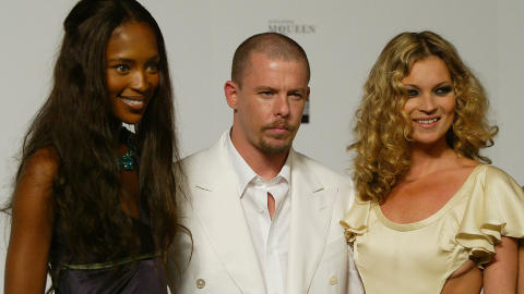  GODE VENNER:  Naomi Campbell og Kate Moss vil v�re ikledd sin gode venn, og avd�de designer, Alexander McQueens (midten) design under London-OLs catwalkshow 12.august. Foto: NICOLAS ASFOURI / Scanpix
