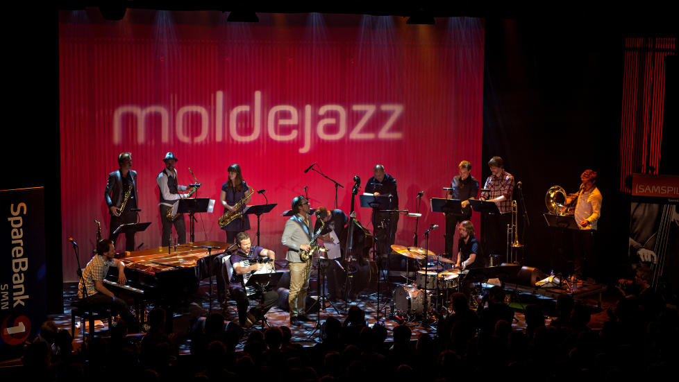 PREMIERE:  Den f�rste moldejazzkonserten i det nye Teatret V�rt ble bes�rget med brask og bram av Marius Neset og Trondheim Jazzorkester tirsdag kveld. Fra v. pianist Espen Berg, saksofonistene Marius Neset, Eirik Hegdal og Hanna Paulsberg, akkordeonist Jovan Pavlovic, saksofonist Peter Fuglsang, bassist Petter Eldh, trompetistene Ronny Farsund og Eivind L�nning, trommeslager Gard Nilssen, trombonist Erik Johannessen og tubaist Daniel Herskedal. FOTO: LARS EIVIND BONES/DAGBLADET