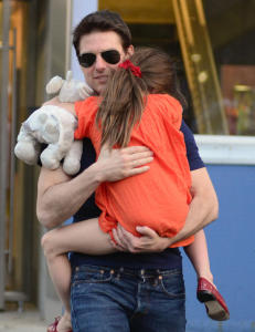 Tom Cruise tviholder på datteren Suri