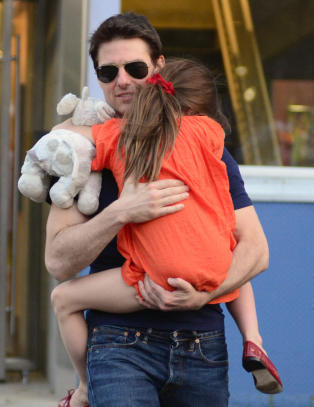 Tom Cruise tviholder på datteren Suri