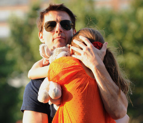  GREPA KAR:  Tom Cruise holder et godt tak rundt datteren Suri, som han ikke har sett p� over �n m�ned. Foto: Stella Pictures