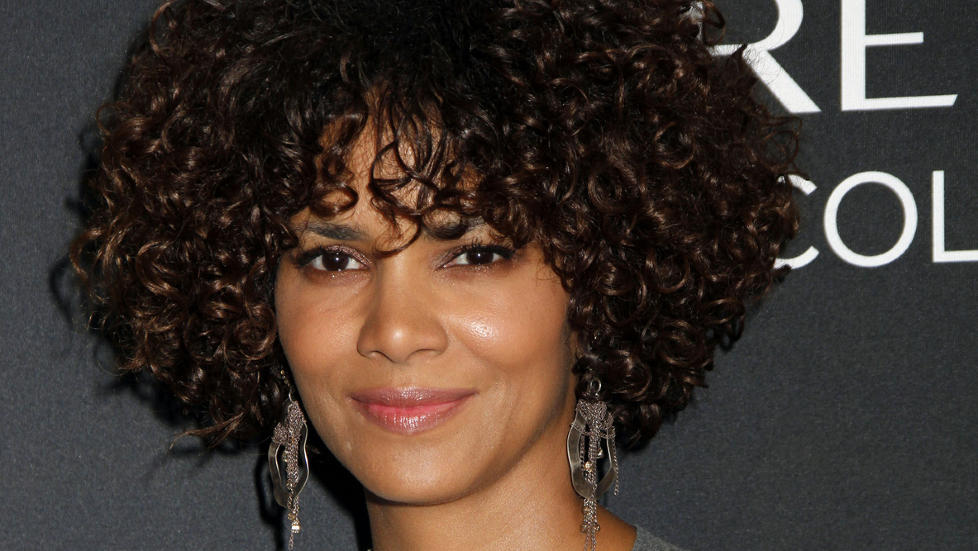 TIL SYKEHUS: Skuespilleren Halle Berry ble fraktet til sykehus tirsdag, etter en stygg fallulykke p� settet av filmen �The Hive�. Foto: Stella Pictures