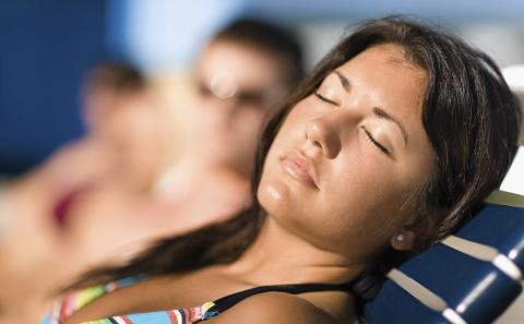 SOLEN T�RKER UT: - Huden blir ekstra t�rr om sommeren. Dette gj�r at huden forsvarer seg p� ulike m�ter, og talgproduksjonen kan �ke som en del av hudens forsvar mot utt�rking, sier Kjersti Johansen. Foto: THINKSTOCKPHOTO.COM.