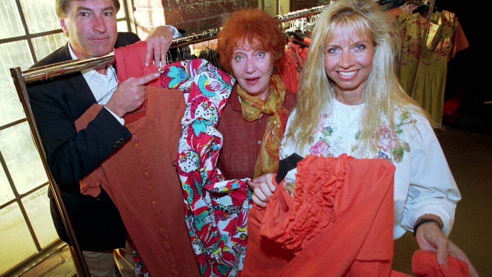 FOLKEKJ�R: Svenske Magnus H�renstam (71) har f�tt p�vist en svulst i ryggen. N� tar han en pause fra sitt planlagte sommershow, som skulle g� av stabelen i august. Her er han i �Fredrikssons fabrikk�, med kollegaene Magnus H�renstam, Elsa Lystad (midten) og Hege Sch�yen. Foto: Stella Pictures