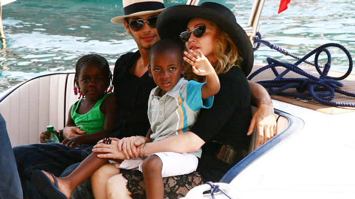  BOYTOY:  Her er Madonna avbildet med ekskj�resten Jesus (25) i Portofino i 2009, og adoptivbarna David (6) og Mercy James (6). Foto: Stella Pictures