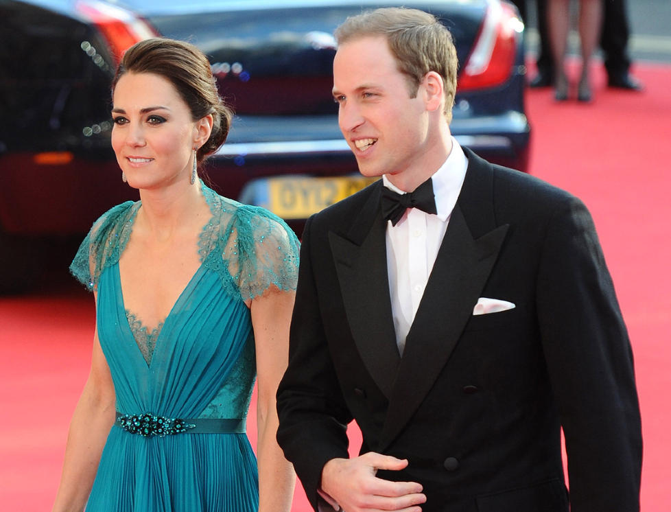  POPUL�RE:  Prins Williams valg av kone har falt i god jord hos den britiske kongefamilien, s�vel som det engelske folk. Her er de to p� vei til en konsert i Royal Albert Hall i London i mai i �r. Foto: Stella Pictures