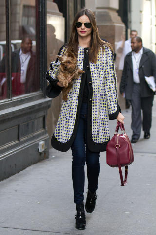 SNIKTITT: Her er Miranda Kerr med veske i en av h�stens heteste farger. Foto: Stella Pictures