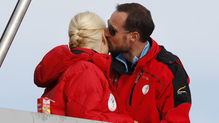  KJ�RLIG:  Kronprins Haakon er ikke redd for � vise det norske folk - og verden for�vrig - hvor glad han er i kona gjennom 10 �r. Her er de to til stede ved kongetribunen i Holmenkollen under hopprennet i mars. Foto: Erlend Aas / Scanpix