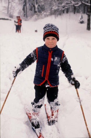  TIDLIG KR�KES:  - en sporty kronprins skal bli. Her er Haakon Magnus 4 �r, og st�r p� ski ved Skaugum. Prinsen er ikledd Marius-genser med boblevest utenp� og lue i Marius-m�nster. Foto: Erik Thorberg / Scanpix