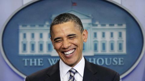 LATTERMILD: - Vi har ikke tid til slikt tull, sa Obama på pressekonferansen i fjor, da attesten ble lagt fram. Foto: AP / J. Scott Applewhite / NTB Scanpix LATTERMILD: - Vi har ikke tid til slikt tull, sa Obama på pressekonferansen i fjor, da attesten ble lagt fram. Foto: AP / J. Scott Applewhite / NTB Scanpix