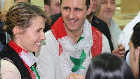 STØTTER EKTEMANNEN: Dette bildet sirkulerte på internett i April i år, og skal vise Asma og Bashar al-Assad på et flyktningesenter i Damaskus, der de deler ut mat til flyktinger fra kampene i Homs. Foto: AFP / NTB Scanpix STØTTER EKTEMANNEN: Dette bildet sirkulerte på internett i April i år, og skal vise Asma og Bashar al-Assad på et flyktningesenter i Damaskus, der de deler ut mat til flyktinger fra kampene i Homs. Foto: AFP / NTB Scanpix
