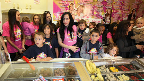 MILKSHAKE: Nadya Suleman og hennes 14 barn kj�per milkshake. Foto: Stella pictures