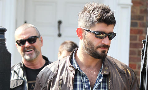  KJ�RLIGHET:  George Michael er i dag �pen om sin homofile legning, og er kj�reste med den libanesiskf�dte h�rstylisten Fadi Fawaz (39). Foto: Stella Pictures