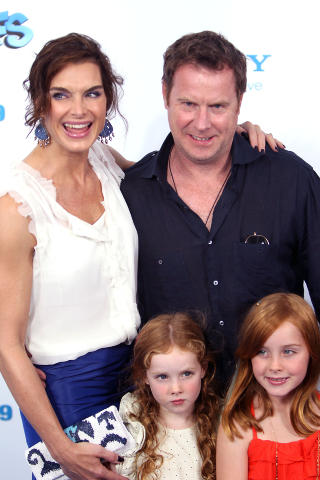  LYKKELIG:  Brooke Shields har v�rt gift med TV-forfatter Chris Henchy (48) siden 2001, og sammen har de d�trene Rowan Frances (9) og Grier Hammond (6). Foto: Stella Pictures