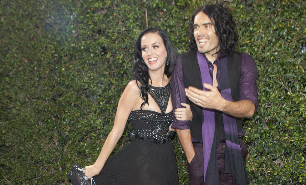  DEN GANG DA:  Etter 14 m�neder som mann og kone ble det bekreftet at Russell Brand og kona Katy Perry �nsket skilsmisse. Her fra et r�d l�per-event da paret fremdeles var lykkelige. Foto: Stella Pictures