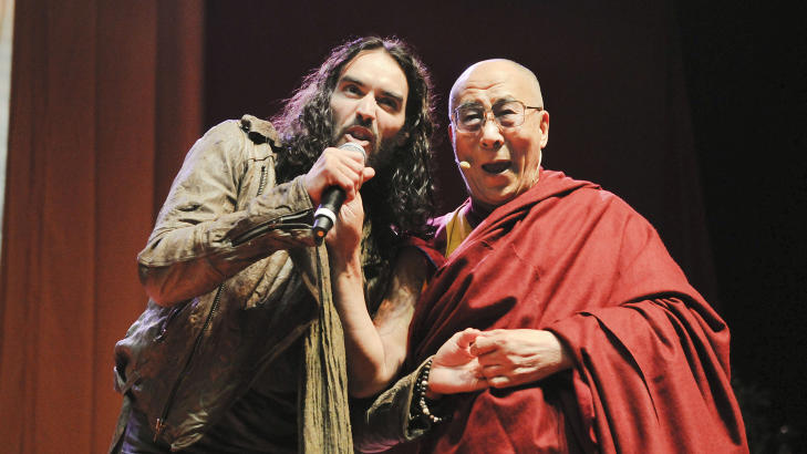  INTRODUSERTE DALAI LAMA:  Da Dalai Lama holdt foredrag i Manchester i England var det Russell Brand som fikk det �refulle oppdraget � introdusere den vise munken for publikum. I tillegg til � v�re skuespiller p�tar Brand seg ofte konferansierjobber p� si. Foto: Stella pictures